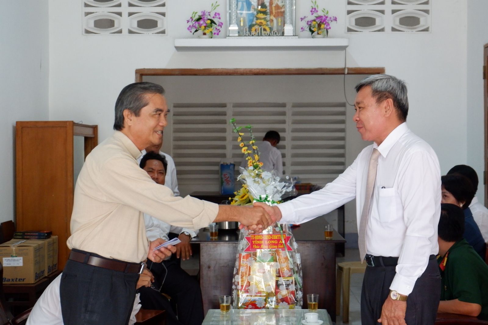 Deputy Head of the Provincial Commission for Mass Mobilisation - Cong Hoang Bach (R) congratulates Christmas 2020 at Luong Hoa parish