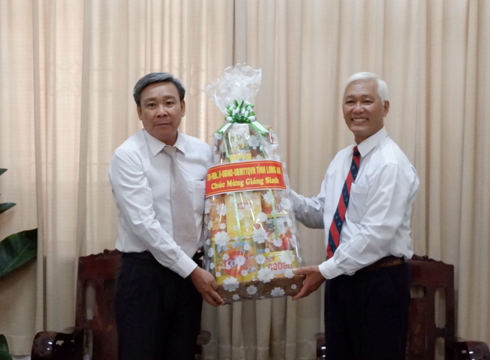 Deputy Head of the Provincial Commission for Mass Mobilisation - Cong Hoang Bach (R) congratulates Christmas 2020 at Can Duoc institution