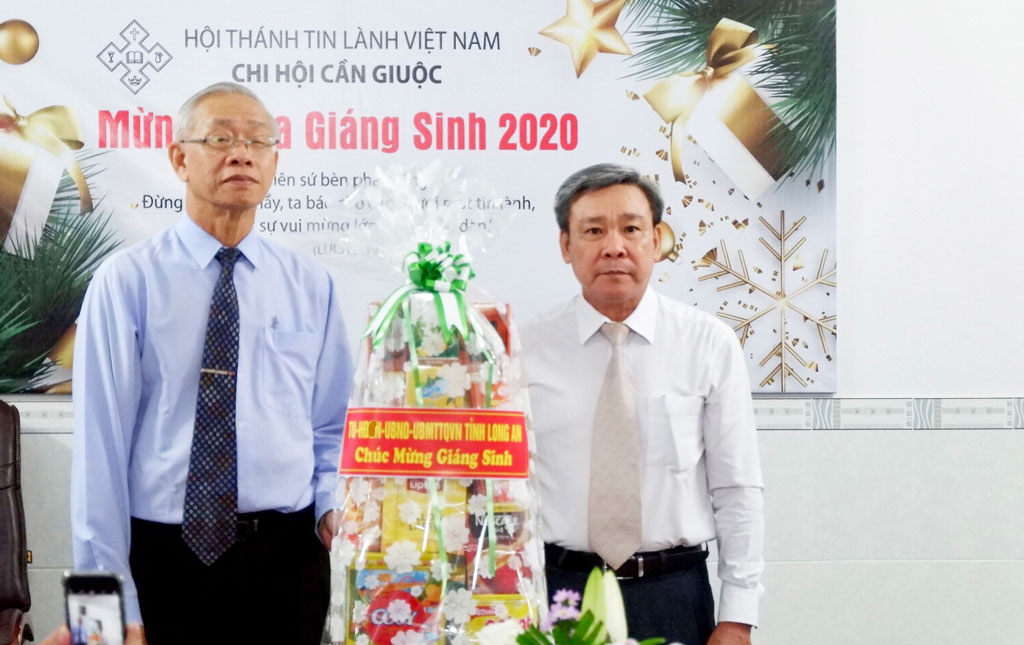 Deputy Head of the Provincial Commission for Mass Mobilisation - Cong Hoang Bach (R) congratulates Christmas 2020 and New Year 2021 at Can Giuoc institution