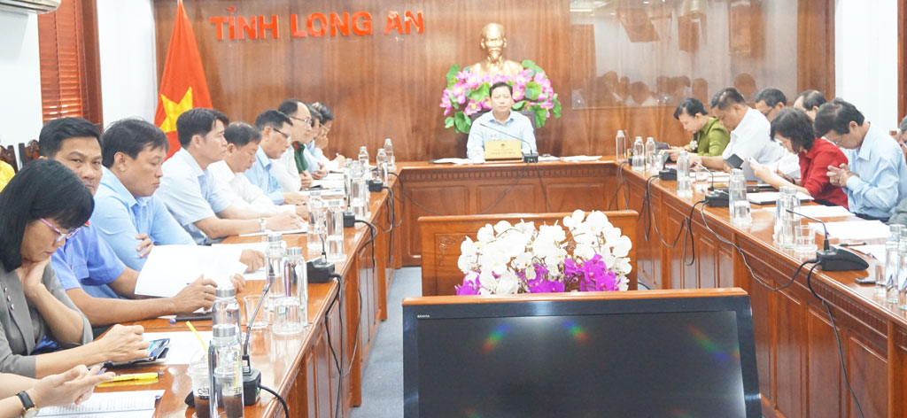 Vice Chairman of Long An People's Committee - Pham Tan Hoa chaired the meeting at Long An end-point bridge