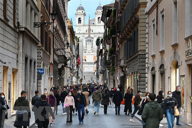 Người dân di chuyển trên đường phố tại Rome, Italy. (Ảnh: AFP/TTXVN)