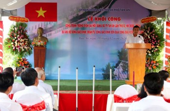 Tan An City: Project of constructing Bao Dinh River's embankment started