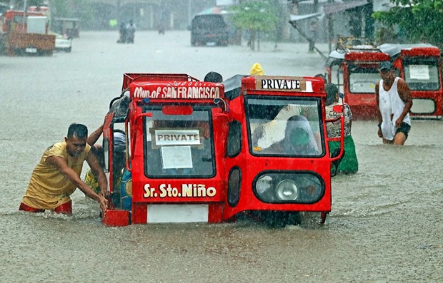 A flooded street due to heavy rains caused by tropical depression Vicky in San Francisco town on the southern island of Mindanao, Philippines. (Photo: AFP/VNA)