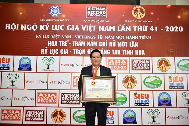 Ngo Huu Hai, General Director of Biendong POC receives the certificate from Guinness Vietnam (Source: petrovietnam.petrotimes.vn)