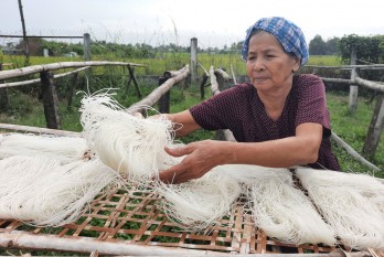 Hơn 40 năm “sống” cùng nghề làm hủ tiếu