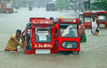 Philippines: thousands evacuate over serious flooding