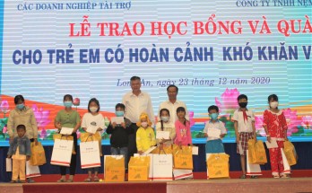 Tặng học bổng và quà cho trẻ em có hoàn cảnh đặc biệt khó khăn