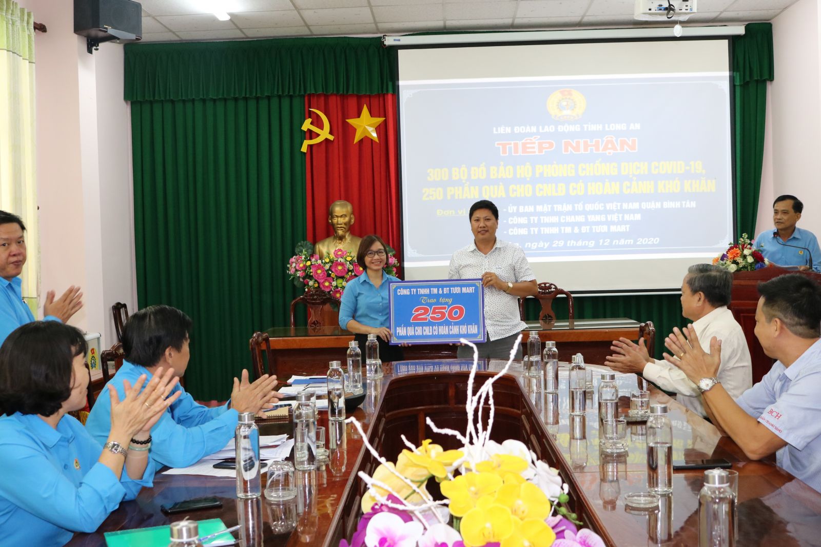 Vice Chairwoman of the Provincial Labor Confederation - Pham Thi Quyen received gifts from sponsors to help workers in difficult circumstances due to the Covid-19 epidemic 