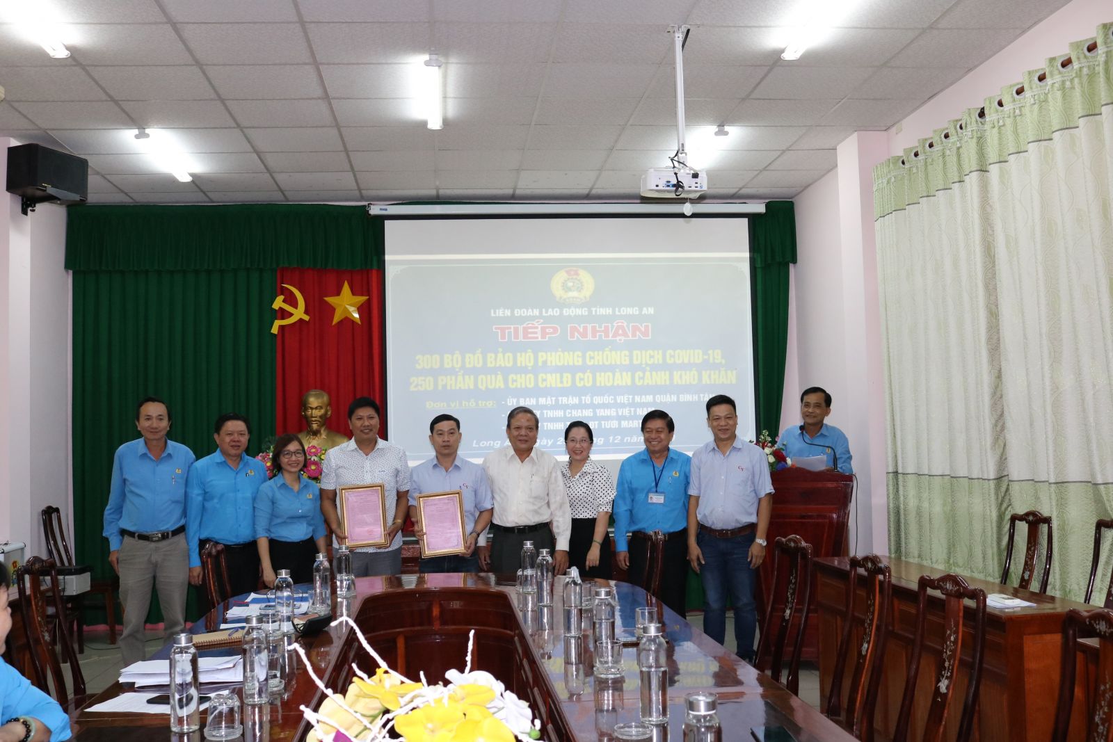 The leaders of the provincial Labor Confederation hands over letters of thanks to the representatives of the sponsors