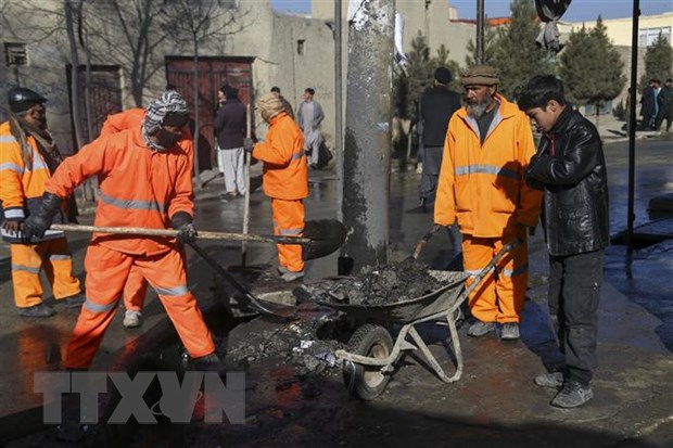 Lực lượng chức năng khắc phục hậu quả tại hiện trường vụ nổ bom ở Kabul, Afghanistan ngày 22/12/2020. (Ảnh: AFP/TTXVN)