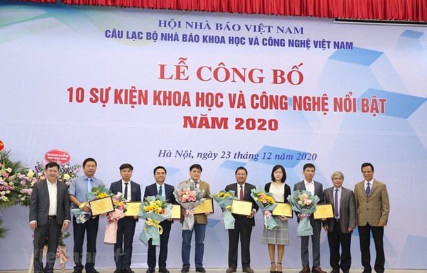 Representatives of the top 10 outstanding science-technology events for 2020 at the ceremony (Photo: VNA)