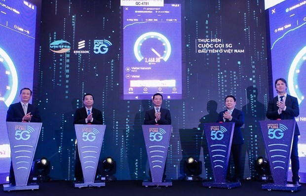 Viettel conducts the first 5G call in Vietnam (Photo: VNA)