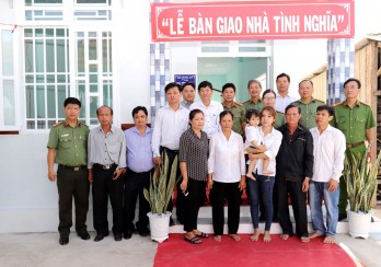 Trao nhà tình nghĩa cho vợ liệt sĩ Tống Duy Tân