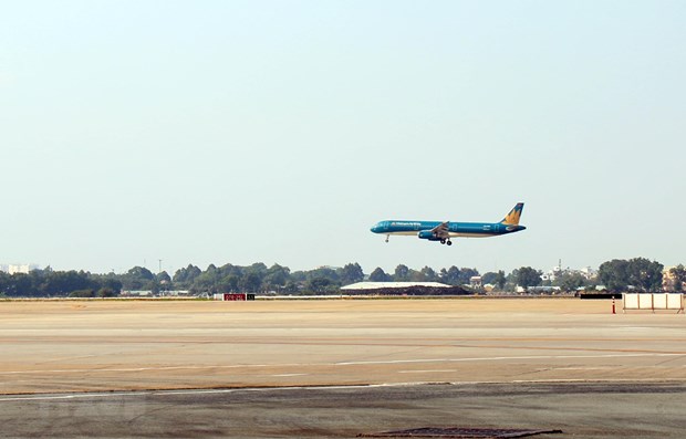 First aircraft lands at runway 25R/07L of Ho Chi Minh City’s Tan Son Nhat International Airport on January 10 afternoon (Photo: VNA)