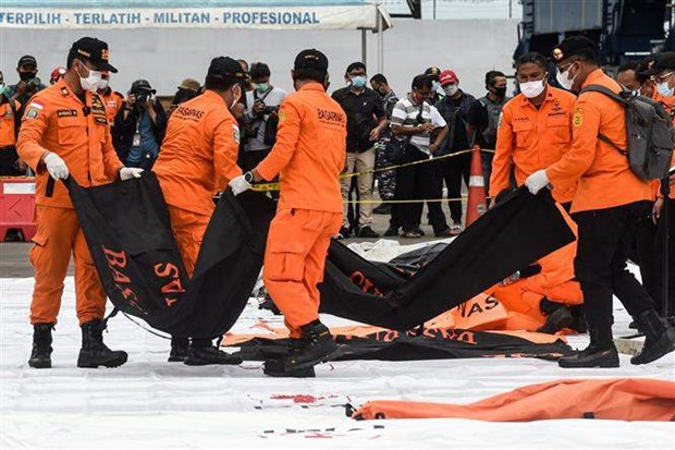 Human body parts were retreived from Indonesian plane crash site. (Photo: Xinhua/VNA)