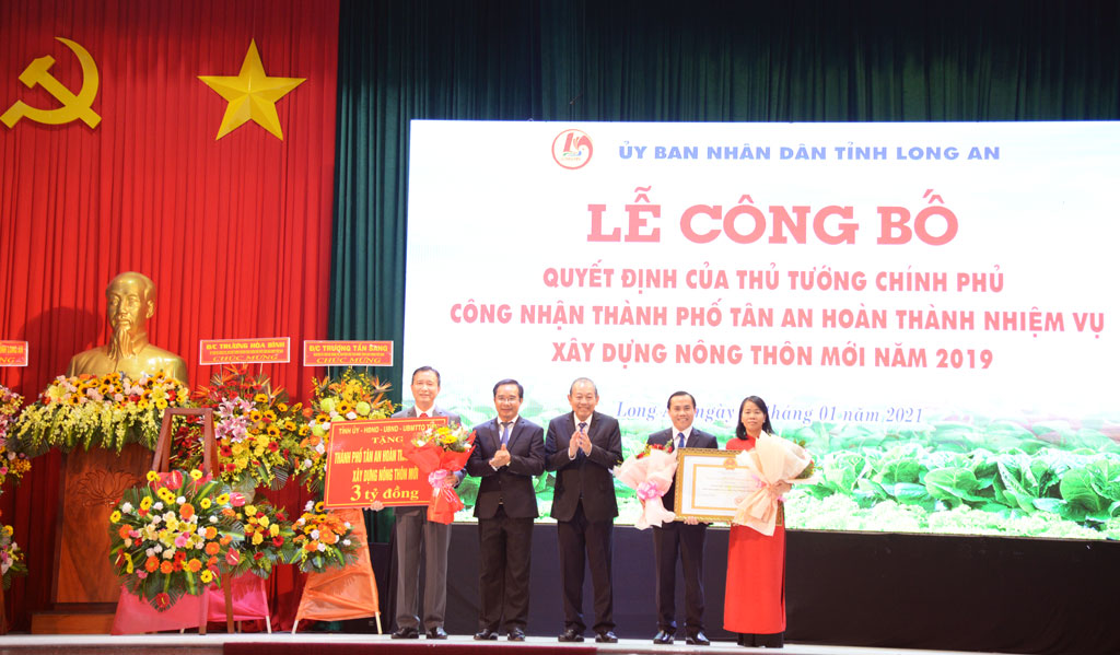 Permanent Deputy Prime Minister - Truong Hoa Binh confers the resolution recognizing Tan An City completing NRC mission in 2019