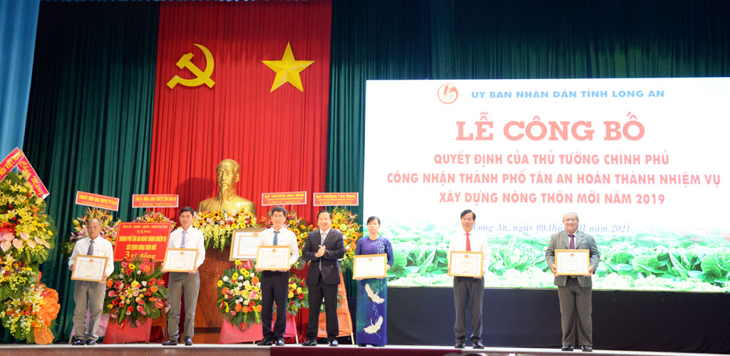 Chairman of the Long An People's Committee - Nguyen Van Ut (M) gìves commendations to the most excellent groups in the Tan An City's NRC movement