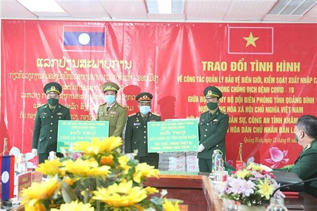 The Border Guard Command of Quang Binh province presents equipment for COVID-19 prevention and control  to the Military Command and police of Khammouane of Laos (Photo: VNA)