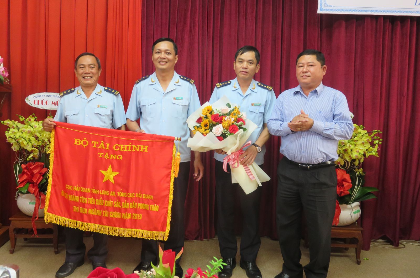 Director of Long An Financial Department - Pham Van Do (L) was authorized to reward Long An Customs Department an emulation flag for typically excellent achievements, leading emulation movement in financial sector in 2019