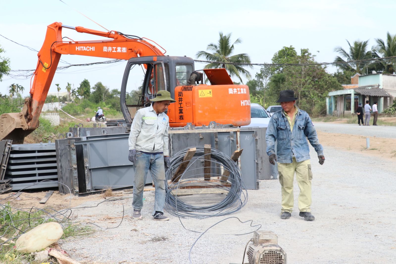 Workers are working on infrastructure construction works of Huu Thanh IP 