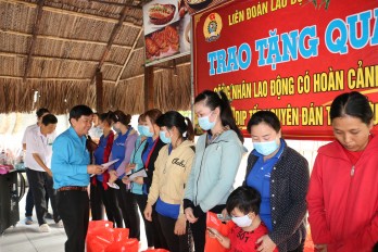 Trao tặng quà tết cho công nhân lao động tại Đức Hòa, TP.Tân An