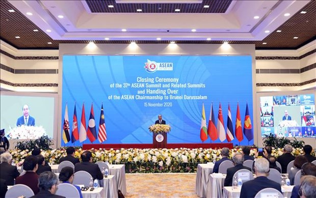 Prime Minister Nguyen Xuan Phuc, as ASEAN Chair 2020, delivers a closing speech at the 37th ASEAN Summit and related meetings in Hanoi on November 15. Illustrative photo. (Source: VNA)