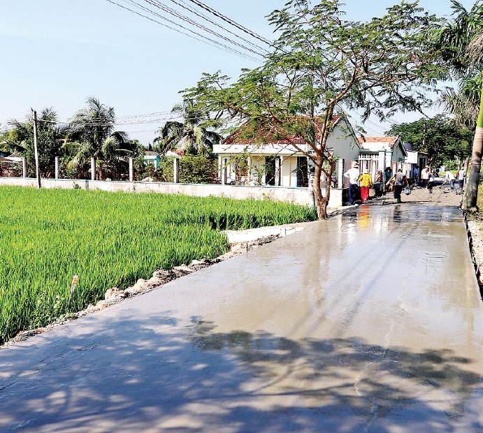 Thi công mở rộng đường giao thông nông thôn xã Phước Tuy