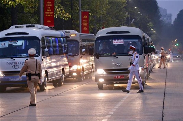 Relevant forces guide delegations to the mausoleum to visit President Ho Chi Minh. (Photo: VNA)