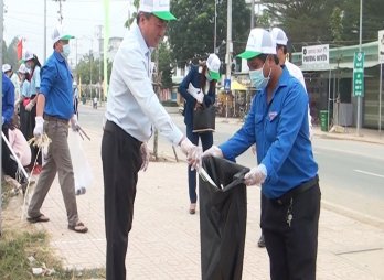 Phát động phong trào “nhân dân Đức Hòa chung tay xử lý rác thải, bảo vệ môi trường xanh, sạch, đẹp”