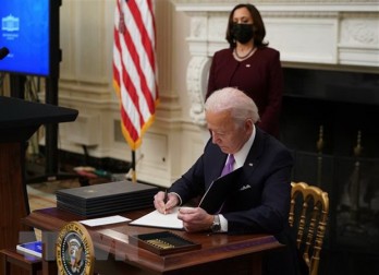 Tổng thống Mỹ Joe Biden ký 2 sắc lệnh cứu trợ kinh tế