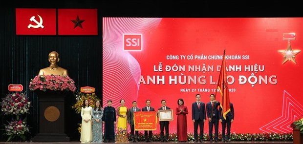 At an event to present the title of ‘Labour Hero in the Doi moi (Renewal) period’ to SSI Securities Corporation (Photo: VNA)