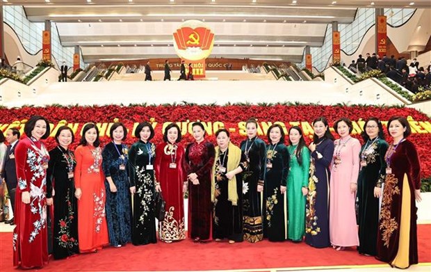 NA Chairwoman Nguyen Thi Kim Ngan (ninth from right) poses for a photo with female delegates of Hanoi (Photo: VNA)