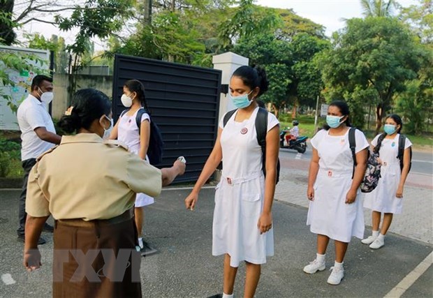 Body temperature checks on pupils at a school in Colombia, Sri Lanka, on January 25, 2021 (Photo: Xinhua/VNA)