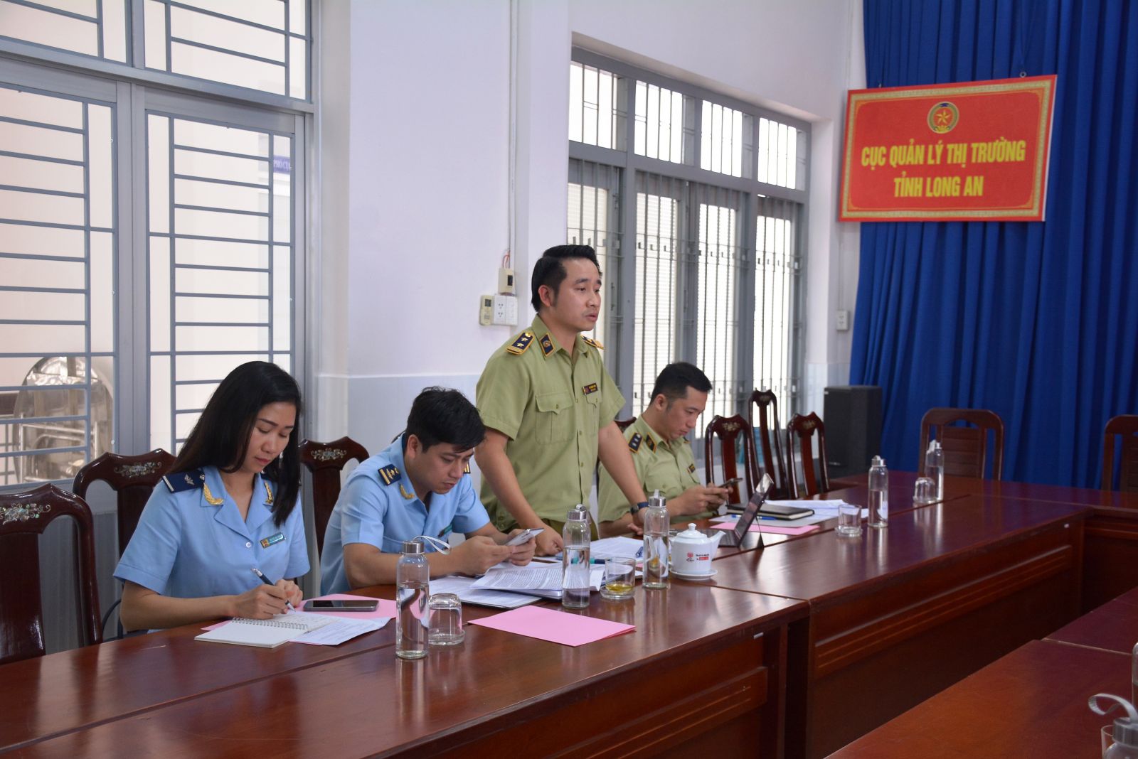 Deputy Chief of the Standing Office of the National Steering Committee 389 - Vu Hung Son speaks at the meeting