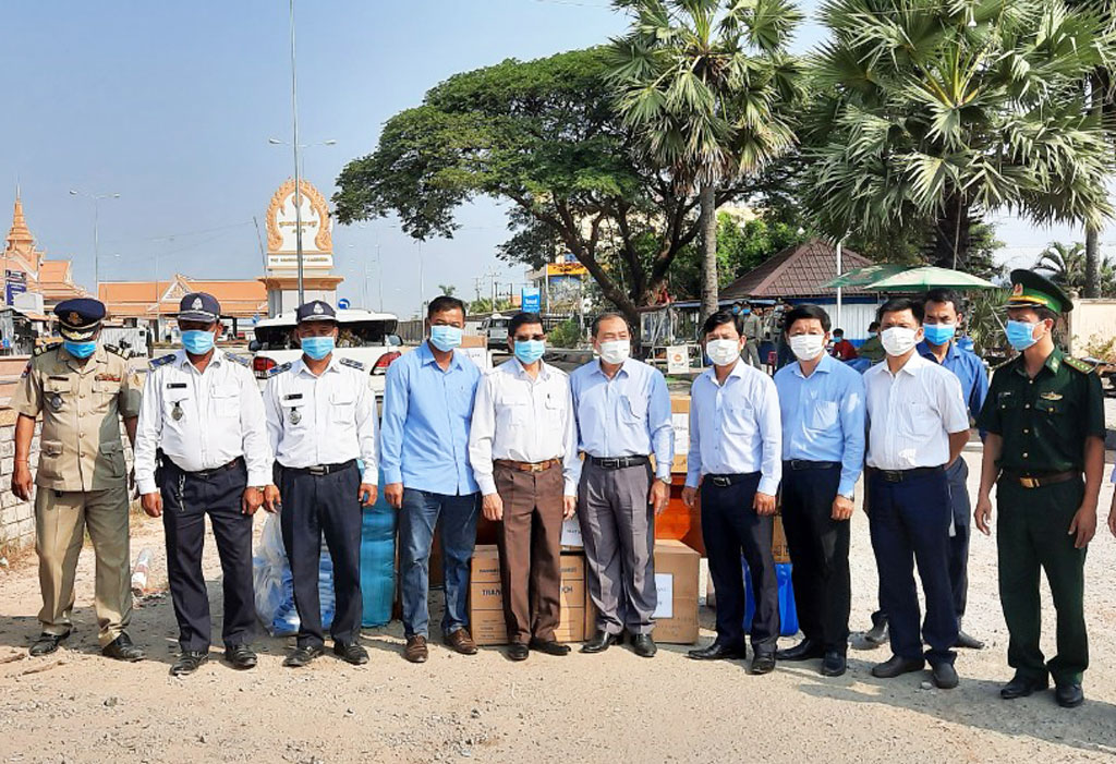 Long An Health Department hands out medical supplies for preventing, controlling Covid-19 to Svay Rieng Health Department of the Kingdom of Cambodia