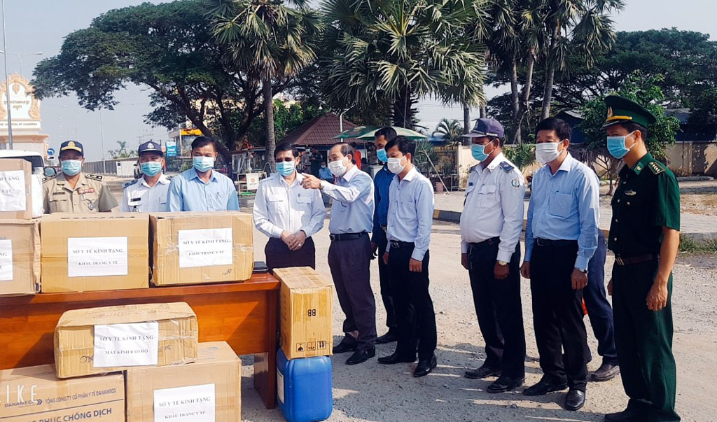 Deputy Director of the Long An Health Department - Vo Van Thang suggested that the health sector of the two provinces of Long An - Svay Rieng should further strengthen to coordinate, contribute to preventing Covid-19 effectively