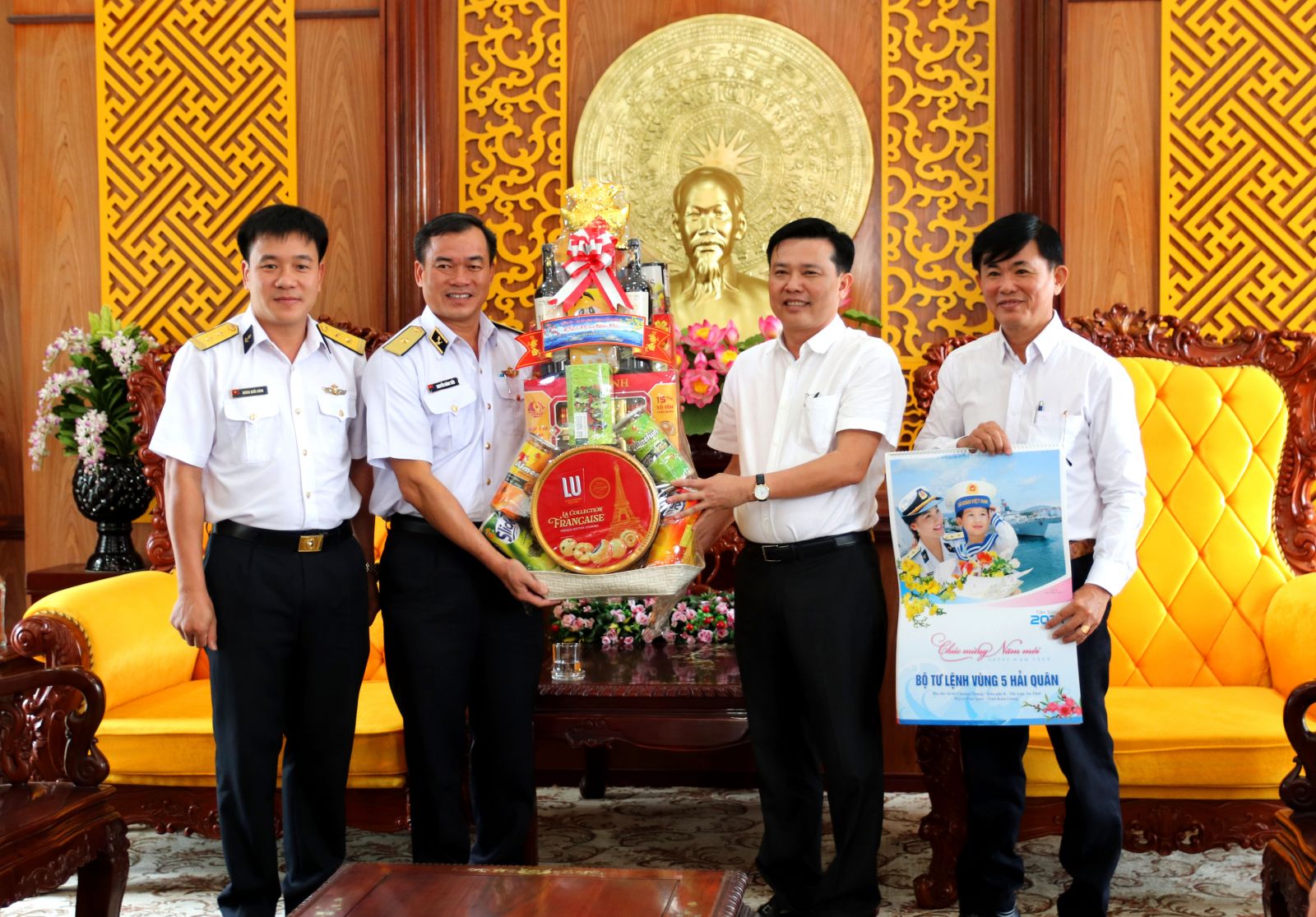 Standing Deputy Secretary of Long An Party Committee - Nguyen Thanh Hai (2nd, R) expressed genuine gratitude to soldiers and officials of the Naval Region 5 Command