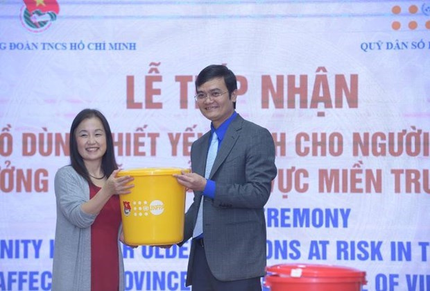 UNFPA Representative in Vietnam Naomi Kitahara (L) hands over the aid to Secretary of the HCYU Central Committee Bui Quang Huy (Photo: VNA)