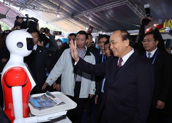 Prime Minister Nguyen Xuan Phuc visits a booth at the Vietnam International Innovation Expo 2021 (Photo: VNA)