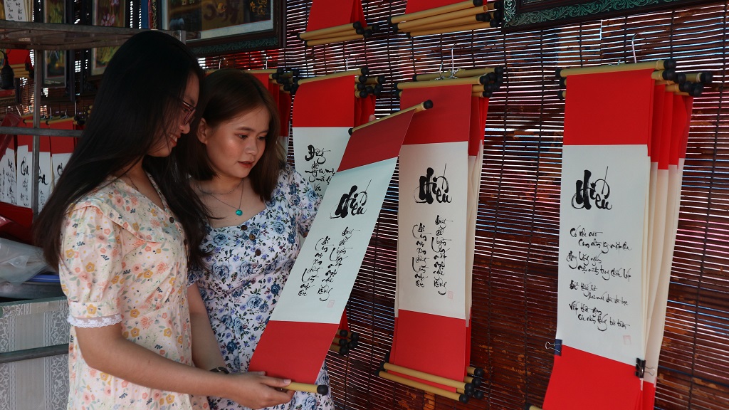 New year flower market also attracts visitors to visit, take pictures and record beautiful moments