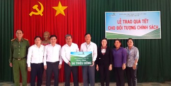 Tặng 100 phần quà cho hộ nghèo, gia đình chính sách