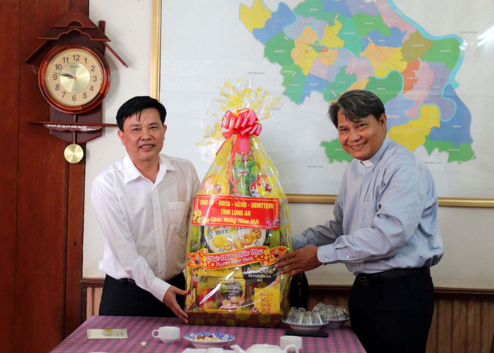 Standing Deputy Secretary of the Provincial Party Committee - Nguyen Thanh Hai presents gifts to congratulate the New Year to Father Nguyen Van Nhan - Tan An Parish