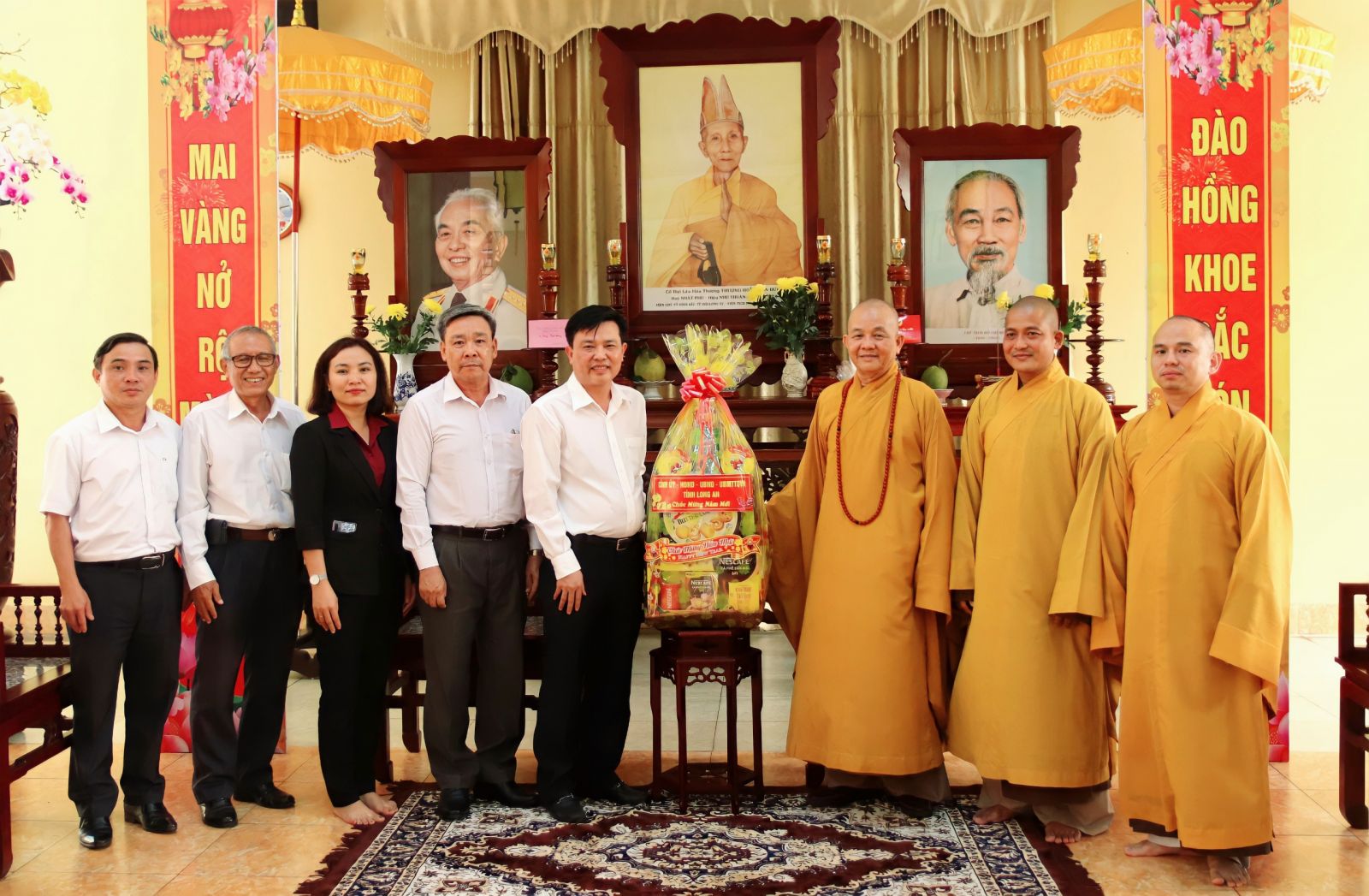 Delegation visits, wishes Tet and gives gifts at Thien Chau Pagoda (Ward 3, Tan An City)