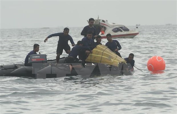 Rescuers find debris of the crashed Sriwijaya Air flight SJ-182 in the waters off Jakarta, Indonesia on January 10, 2021. (Photo: Xinhua/VNA)