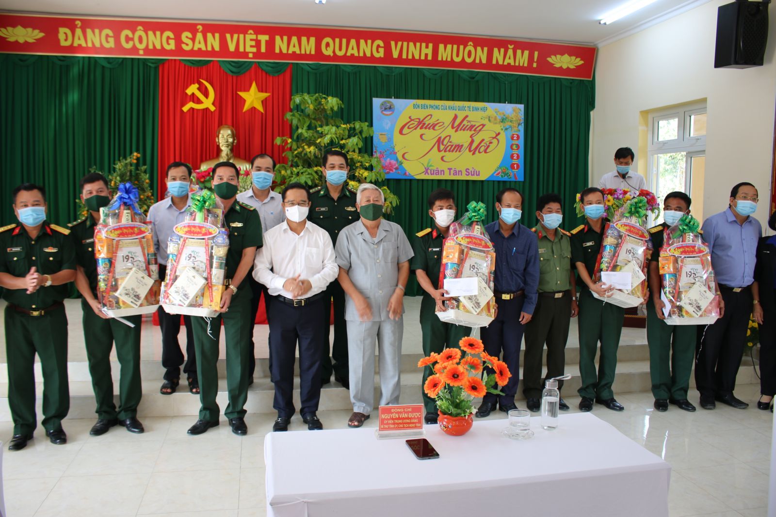 Secretary of the Provincial Party Committee, Chairman of the Provincial People's Council - Nguyen Van Duoc (white shirt) gives gifts to on-duty forces on border line