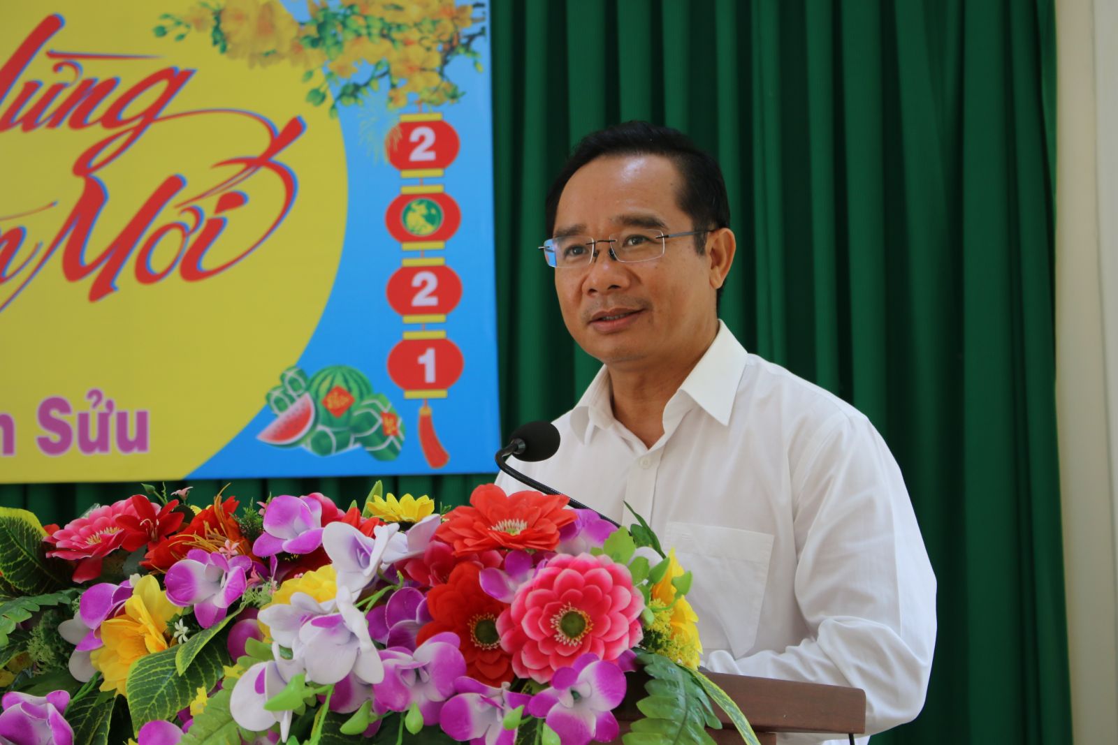 Secretary of the Provincial Party Committee, Chairman of the Provincial People's Council - Nguyen Van Duoc informed of some outstanding results about socio-economic, national defense and security in 2020 and wish the New Year to the forces