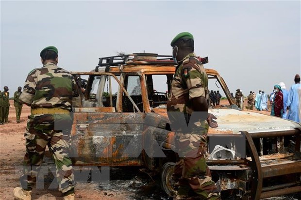 Nigerien army officers inspect a car belonging to a group of French aid workers who were killed by unidentified gunmen in the Kouré Reserve in August, 2020. (Photo: AFP/VNA)