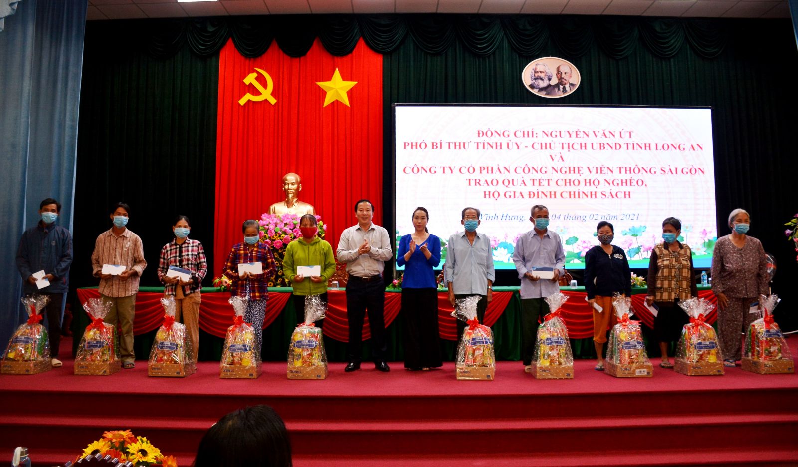 Chairman of the Provincial People's Committee - Nguyen Van Ut presents Tet gifts to families