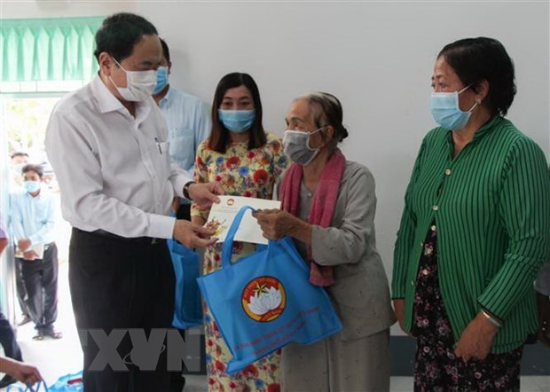 Politburo member and President of the Vietnam Fatherland Front Central Committee Tran Thanh Man (L) presents Tet gifts to a poor family in Thanh Xuan commune of Chau Thanh A district, Hau Giang province, on February 6 (Photo: VNA)