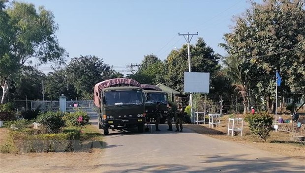 Binh sỹ gác tại Nay Pyi Taw, Myanmar ngày 1/2/2021. (Ảnh: THX/TTXVN)